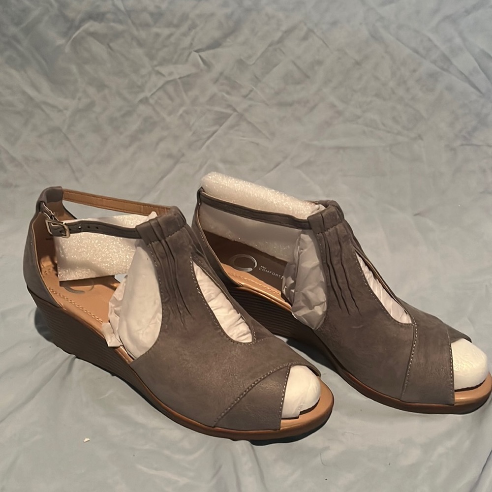 Journee Collection Women's Kedzie Wedge Sandals